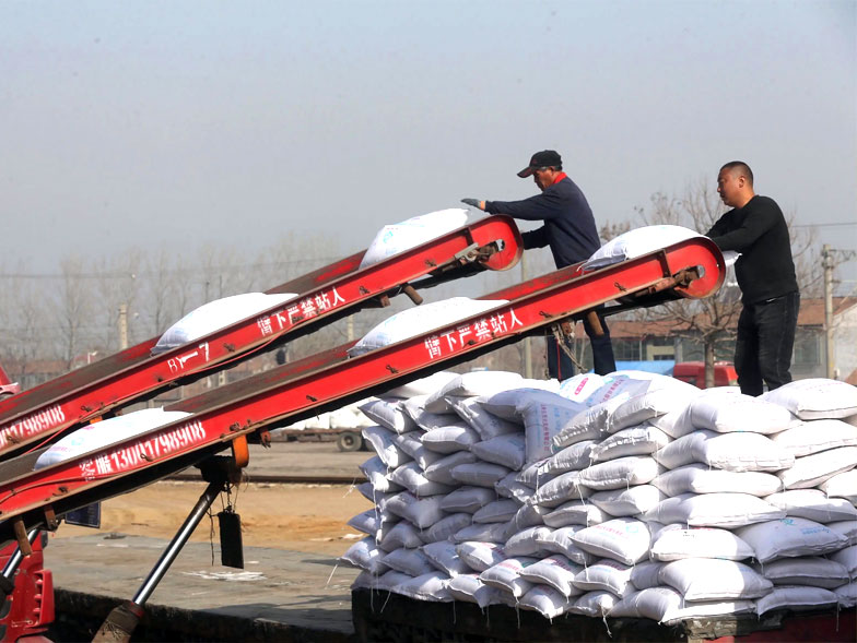 每亩化肥涨近100元？农民这么买肥更划算